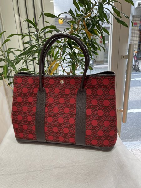 画像2: 【美品】HERMES エルメス ガーデンパーティ 36 PM トワルソーアッシュ×ブッフル ルージュガランス シルバー金具 K刻印□ 中古 ハンドバッグ トートバッグ レディース 女性用 本革 レザー カーフ レッド 赤 ブランド 希少 レア プレゼント ギフト バック (2)