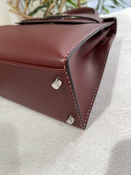 画像9: 【新品同様品】HERMES エルメス ケリー 28 外縫い Miss You ミスユー グレネムッシュ ルージュアッシュ シルバー金具 D刻印 コンビステッチ 中古 ハンドバッグ ショルダーバッグ 2WAYバッグ レディース 女性用 ブランド 本革 レザー 赤 レッド 希少 レア バック (9)