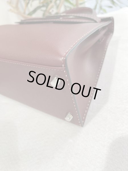 画像9: 【新品同様品】HERMES エルメス ケリー 28 外縫い Miss You ミスユー グレネムッシュ ルージュアッシュ シルバー金具 D刻印 コンビステッチ 中古 ハンドバッグ ショルダーバッグ 2WAYバッグ レディース 女性用 ブランド 本革 レザー 赤 レッド 希少 レア バック (9)