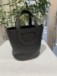 画像2: 【新品】【未使用品】HERMES エルメス インザループ 18 トリヨンクレマンス×スイフト ブラック シルバー金具 W刻印 ハンドバッグ レディース 女性用 ブランド 本革 レザー カーフ 黒 希少 レア プレゼント ギフト バック (2)