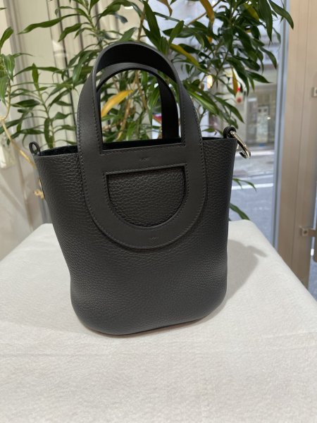 画像1: 【新品】【未使用品】HERMES エルメス インザループ 18 トリヨンクレマンス×スイフト ブラック シルバー金具 W刻印 ハンドバッグ レディース 女性用 ブランド 本革 レザー カーフ 黒 希少 レア プレゼント ギフト バック (1)