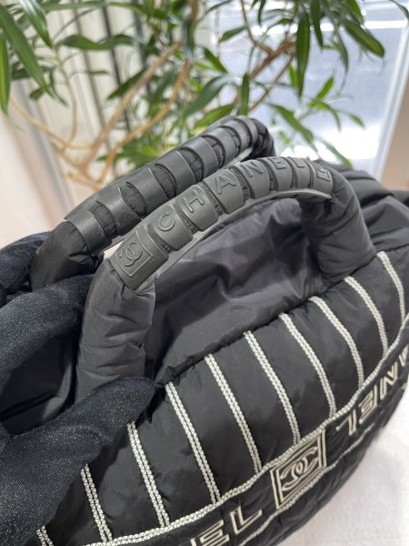 画像4: 【極美品】CHANEL シャネル ココマーク ロゴ 2WAY ボストンバッグ スポーツライン ナイロン×ラバー ブラック×ホワイト マットシルバー金具 中古 ショルダーバッグ ハンドバッグ レディース 女性用 メンズ 男性用 ユニセックス ブランド 黒 レア プレゼント バック (4)