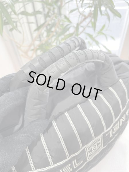 画像4: 【極美品】CHANEL シャネル ココマーク ロゴ 2WAY ボストンバッグ スポーツライン ナイロン×ラバー ブラック×ホワイト マットシルバー金具 中古 ショルダーバッグ ハンドバッグ レディース 女性用 メンズ 男性用 ユニセックス ブランド 黒 レア プレゼント バック (4)