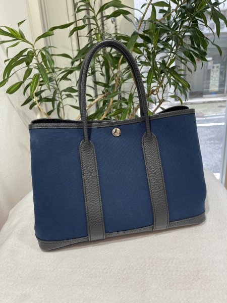 画像1: 【美品】HERMES エルメス ガーデンパーティ 30 TPM トワルアッシュ×ネゴンダ ブルーマルタ シルバー金具 R刻印□ ブルードマルト 中古 ハンドバッグ トートバッグ レディース 女性用 本革 レザー カーフ ブラック 青 黒 ブランド 希少 レア プレゼント ギフト バック (1)