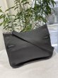 画像2: 【美品】HERMES エルメス ジプシエール28 トリヨンクレマンス ブラック シルバー金具 N刻印□ 中古 ショルダーバッグ メッセンジャーバッグ 斜め掛け レディース 女性用 ブランド 本革 レザー カーフ 黒 希少 レア プレゼント ギフト バック (2)