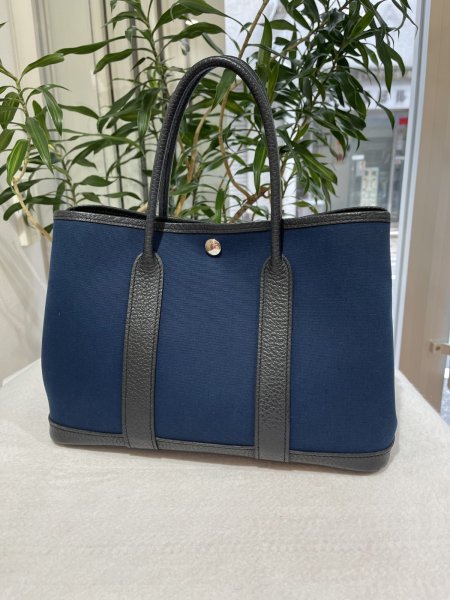 画像2: 【美品】HERMES エルメス ガーデンパーティ 30 TPM トワルアッシュ×ネゴンダ ブルーマルタ シルバー金具 R刻印□ ブルードマルト 中古 ハンドバッグ トートバッグ レディース 女性用 本革 レザー カーフ ブラック 青 黒 ブランド 希少 レア プレゼント ギフト バック (2)