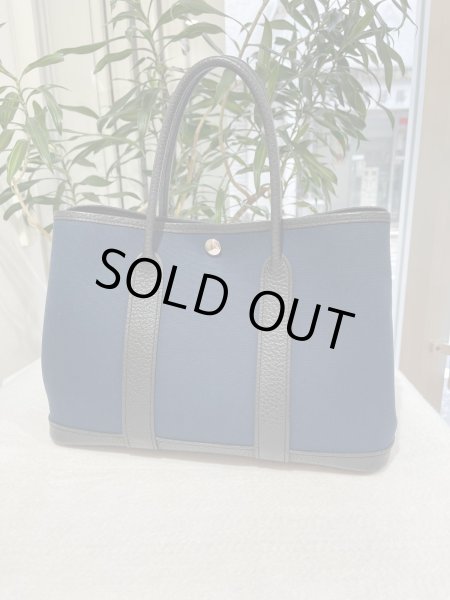 画像2: 【美品】HERMES エルメス ガーデンパーティ 30 TPM トワルアッシュ×ネゴンダ ブルーマルタ シルバー金具 R刻印□ ブルードマルト 中古 ハンドバッグ トートバッグ レディース 女性用 本革 レザー カーフ ブラック 青 黒 ブランド 希少 レア プレゼント ギフト バック (2)