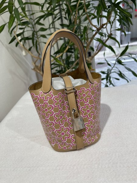 画像1: 【新品同様品】HERMES エルメス ピコタン ロック ミクロ 14 ラッキーデイジー スイフト モーヴシルベストル×キュイーブル×ホワイト シルバー金具 U刻印 マイクロ 中古 ハンドバッグ レディース 女性用 ブランド レザー カーフ 希少 レア プレゼント ギフト バック (1)