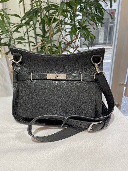 画像1: 【美品】HERMES エルメス ジプシエール28 トリヨンクレマンス ブラック シルバー金具 N刻印□ 中古 ショルダーバッグ メッセンジャーバッグ 斜め掛け レディース 女性用 ブランド 本革 レザー カーフ 黒 希少 レア プレゼント ギフト バック (1)