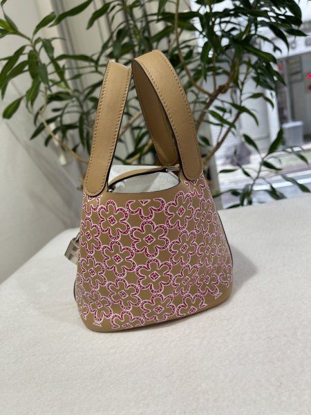 画像2: 【新品同様品】HERMES エルメス ピコタン ロック ミクロ 14 ラッキーデイジー スイフト モーヴシルベストル×キュイーブル×ホワイト シルバー金具 U刻印 マイクロ 中古 ハンドバッグ レディース 女性用 ブランド レザー カーフ 希少 レア プレゼント ギフト バック (2)