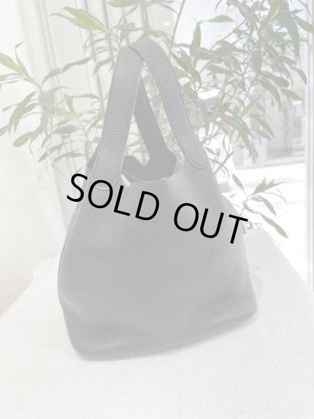 画像2: 【新品同様品】HERMES エルメス ピコタンロック 22 MM トリヨンクレマンス ブラック ゴールド金具 Y刻印 中古 ハンドバッグ レディース 女性用 ブランド 本革 レザー カーフ 黒 希少 レア プレゼント ギフト バック (2)