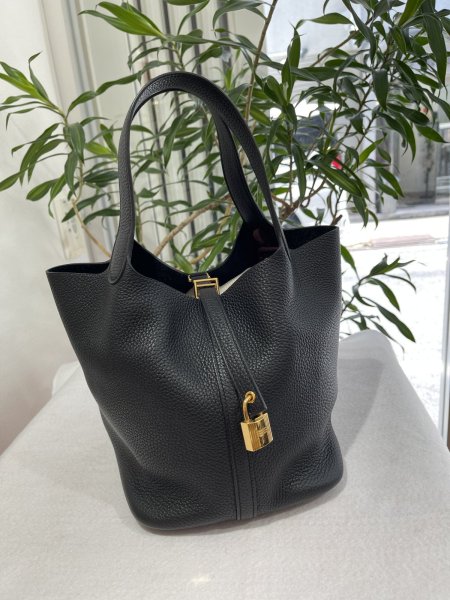 画像1: 【新品同様品】HERMES エルメス ピコタンロック 22 MM トリヨンクレマンス ブラック ゴールド金具 Y刻印 中古 ハンドバッグ レディース 女性用 ブランド 本革 レザー カーフ 黒 希少 レア プレゼント ギフト バック (1)