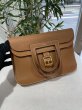 画像2: 【新品同様品】HERMES エルメス アルザン 31 トリヨンクレマンス ゴールド ゴールド金具 B刻印 5WAYバッグ ハンドバッグ ショルダーバッグ クラッチバッグ レディース 女性用 本革 レザー カーフ ブランド ブラウン 茶色 希少 レア プレゼント ギフト バック (2)