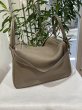画像2: 【新品同様品】HERMES エルメス リンディ 30 トリヨンクレマンス エトゥープ シルバー金具 R刻印□ グレー 中古 ハンドバッグ ショルダーバッグ 2WAYバッグ レディース 女性用 ブランド 本革 レザー カーフ 希少 レア プレゼント ギフト バック (2)