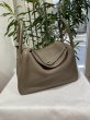画像1: 【新品同様品】HERMES エルメス リンディ 30 トリヨンクレマンス エトゥープ シルバー金具 R刻印□ グレー 中古 ハンドバッグ ショルダーバッグ 2WAYバッグ レディース 女性用 ブランド 本革 レザー カーフ 希少 レア プレゼント ギフト バック (1)