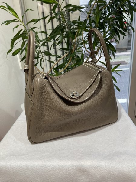 画像1: 【新品同様品】HERMES エルメス リンディ 30 トリヨンクレマンス エトゥープ シルバー金具 R刻印□ グレー 中古 ハンドバッグ ショルダーバッグ 2WAYバッグ レディース 女性用 ブランド 本革 レザー カーフ 希少 レア プレゼント ギフト バック (1)