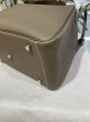 画像10: 【新品同様品】HERMES エルメス リンディ 30 トリヨンクレマンス エトゥープ シルバー金具 R刻印□ グレー 中古 ハンドバッグ ショルダーバッグ 2WAYバッグ レディース 女性用 ブランド 本革 レザー カーフ 希少 レア プレゼント ギフト バック (10)
