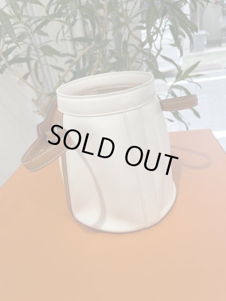 画像6: 【新品同様品】HERMES エルメス ファーミング PM ビコローレ ヴォーエプソン ホワイト×コニャック シルバー金具 I刻印□ バイカラー 中古 ショルダーバッグ ハンドバッグ レディース 女性用 ブランド 本革 レザー ブラウン 白 筒型 レア プレゼント ギフト バック (6)