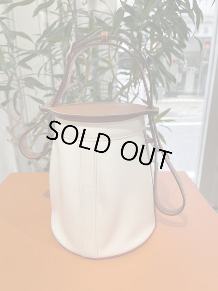 画像2: 【新品同様品】HERMES エルメス ファーミング PM ビコローレ ヴォーエプソン ホワイト×コニャック シルバー金具 I刻印□ バイカラー 中古 ショルダーバッグ ハンドバッグ レディース 女性用 ブランド 本革 レザー ブラウン 白 筒型 レア プレゼント ギフト バック (2)