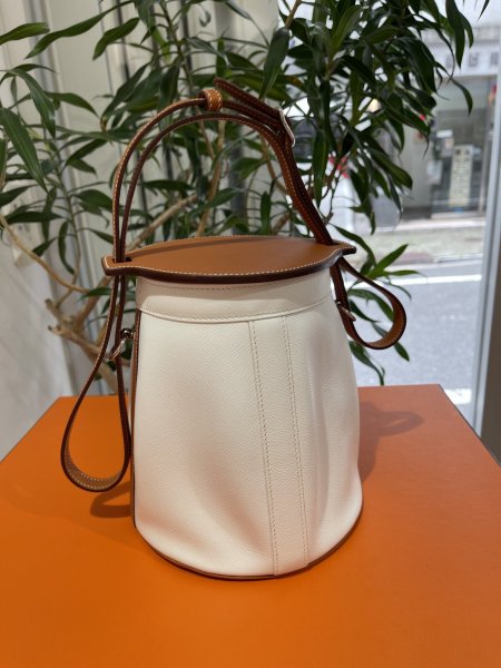 画像1: 【新品同様品】HERMES エルメス ファーミング PM ビコローレ ヴォーエプソン ホワイト×コニャック シルバー金具 I刻印□ バイカラー 中古 ショルダーバッグ ハンドバッグ レディース 女性用 ブランド 本革 レザー ブラウン 白 筒型 レア プレゼント ギフト バック (1)