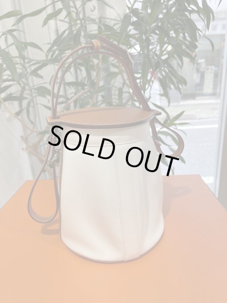 画像1: 【新品同様品】HERMES エルメス ファーミング PM ビコローレ ヴォーエプソン ホワイト×コニャック シルバー金具 I刻印□ バイカラー 中古 ショルダーバッグ ハンドバッグ レディース 女性用 ブランド 本革 レザー ブラウン 白 筒型 レア プレゼント ギフト バック (1)