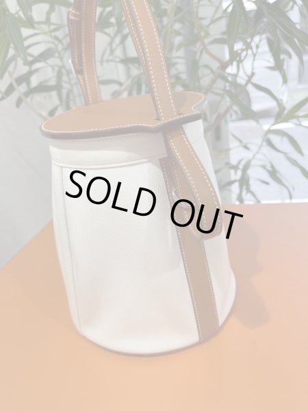 画像4: 【新品同様品】HERMES エルメス ファーミング PM ビコローレ ヴォーエプソン ホワイト×コニャック シルバー金具 I刻印□ バイカラー 中古 ショルダーバッグ ハンドバッグ レディース 女性用 ブランド 本革 レザー ブラウン 白 筒型 レア プレゼント ギフト バック (4)