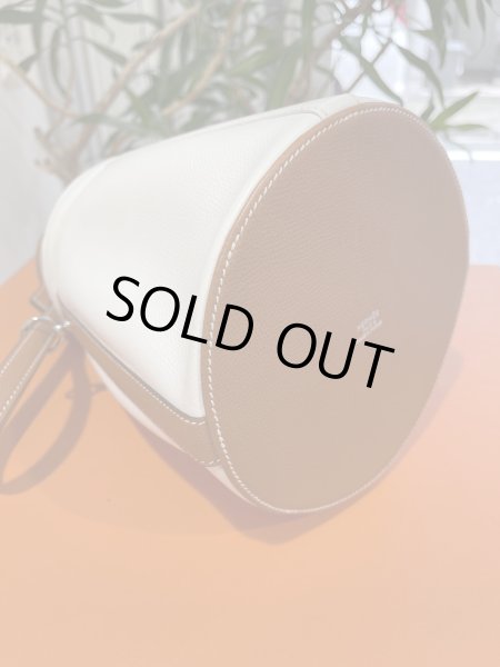 画像8: 【新品同様品】HERMES エルメス ファーミング PM ビコローレ ヴォーエプソン ホワイト×コニャック シルバー金具 I刻印□ バイカラー 中古 ショルダーバッグ ハンドバッグ レディース 女性用 ブランド 本革 レザー ブラウン 白 筒型 レア プレゼント ギフト バック (8)