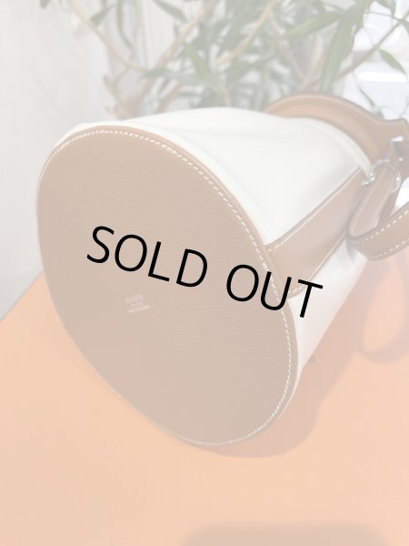 画像9: 【新品同様品】HERMES エルメス ファーミング PM ビコローレ ヴォーエプソン ホワイト×コニャック シルバー金具 I刻印□ バイカラー 中古 ショルダーバッグ ハンドバッグ レディース 女性用 ブランド 本革 レザー ブラウン 白 筒型 レア プレゼント ギフト バック (9)