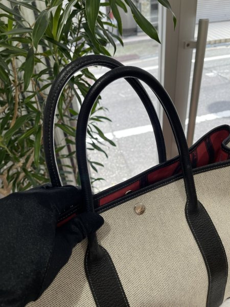 画像4: 【美品】HERMES エルメス ガーデンパーティ 36 PM ボルデュック トワルアッシュ×ブッフル グレー シルバー金具 リボン柄 2006年限定 中古 ハンドバッグ トートバッグ レディース 女性用 本革 レザー ブラック ブランド 黒 希少 レア プレゼント ギフト バック (4)