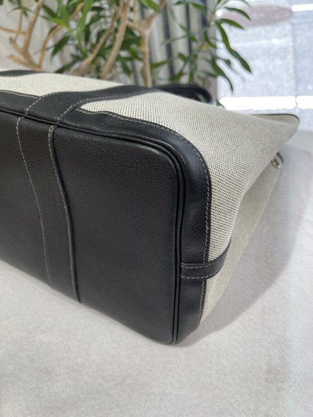 画像8: 【美品】HERMES エルメス ガーデンパーティ 36 PM ボルデュック トワルアッシュ×ブッフル グレー シルバー金具 リボン柄 2006年限定 中古 ハンドバッグ トートバッグ レディース 女性用 本革 レザー ブラック ブランド 黒 希少 レア プレゼント ギフト バック (8)