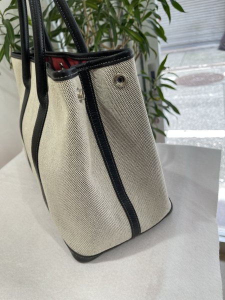 画像5: 【美品】HERMES エルメス ガーデンパーティ 36 PM ボルデュック トワルアッシュ×ブッフル グレー シルバー金具 リボン柄 2006年限定 中古 ハンドバッグ トートバッグ レディース 女性用 本革 レザー ブラック ブランド 黒 希少 レア プレゼント ギフト バック (5)