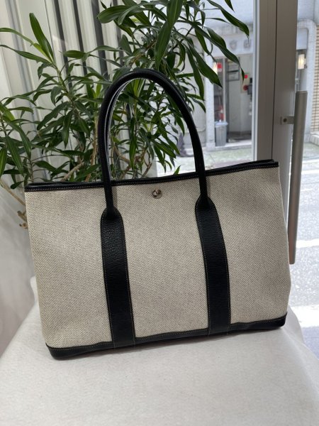 画像1: 【美品】HERMES エルメス ガーデンパーティ 36 PM ボルデュック トワルアッシュ×ブッフル グレー シルバー金具 リボン柄 2006年限定 中古 ハンドバッグ トートバッグ レディース 女性用 本革 レザー ブラック ブランド 黒 希少 レア プレゼント ギフト バック (1)