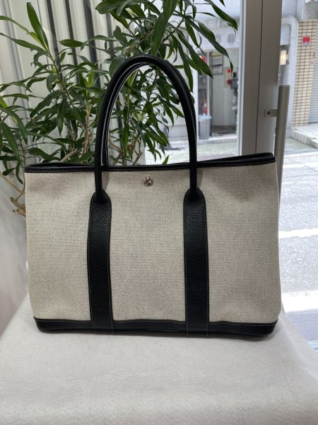画像2: 【美品】HERMES エルメス ガーデンパーティ 36 PM ボルデュック トワルアッシュ×ブッフル グレー シルバー金具 リボン柄 2006年限定 中古 ハンドバッグ トートバッグ レディース 女性用 本革 レザー ブラック ブランド 黒 希少 レア プレゼント ギフト バック (2)