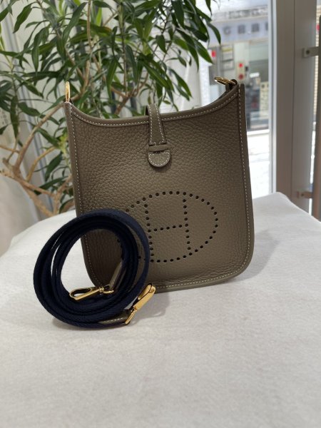 画像1: 【新品同様品】HERMES エルメス エヴリン アマゾン TPM トリヨンクレマンス エトゥープ×ブルーインディゴ ゴールド金具 W刻印 ショルダーバッグ メッセンジャーバッグ レディース 女性用 ブランド 本革 レザー グレー 希少 レア プレゼント ギフト バック (1)