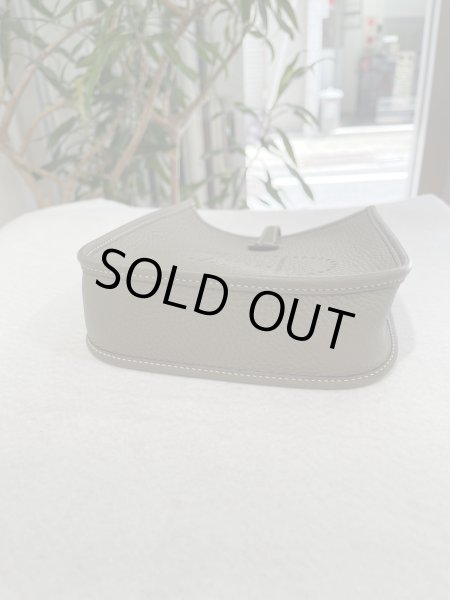 画像4: 【新品同様品】HERMES エルメス エヴリン アマゾン TPM トリヨンクレマンス エトゥープ×ブルーインディゴ ゴールド金具 W刻印 ショルダーバッグ メッセンジャーバッグ レディース 女性用 ブランド 本革 レザー グレー 希少 レア プレゼント ギフト バック (4)