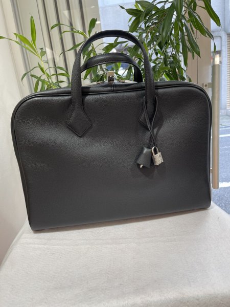 画像1: 【新品】【未使用品】HERMES エルメス ヴィクトリア 2 12H 40 トリヨンノビーヨ ブラック シルバー金具 T刻印 ビジネスバッグ ブリーフケース ハンドバッグ 書類バッグ トートバッグ メンズ レディース ブランド 本革 レザー カーフ 黒 レア プレゼント ギフト バック (1)