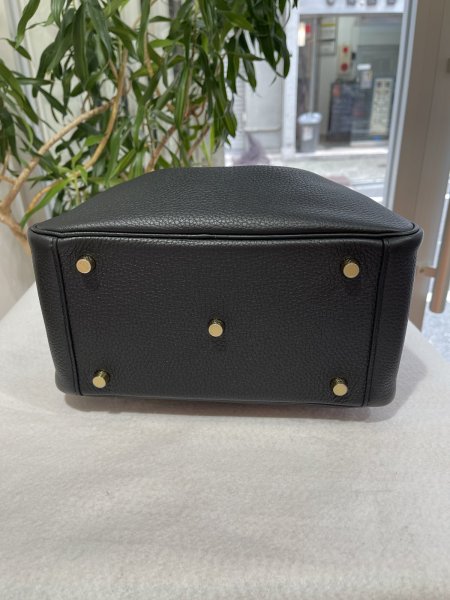 画像3: 【新品同様品】HERMES エルメス リンディ 26 トリヨンクレマンス ブラック ゴールド金具 U刻印 未使用品 ハンドバッグ ショルダーバッグ 2WAYバッグ レディース 女性用 ブランド 本革 レザー カーフ 黒 希少 レア プレゼント ギフト バック (3)