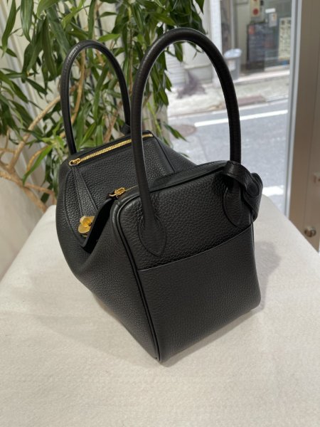 画像4: 【新品同様品】HERMES エルメス リンディ 26 トリヨンクレマンス ブラック ゴールド金具 U刻印 未使用品 ハンドバッグ ショルダーバッグ 2WAYバッグ レディース 女性用 ブランド 本革 レザー カーフ 黒 希少 レア プレゼント ギフト バック (4)