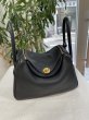 画像1: 【新品同様品】HERMES エルメス リンディ 26 トリヨンクレマンス ブラック ゴールド金具 U刻印 ハンドバッグ ショルダーバッグ 2WAYバッグ レディース 女性用 ブランド 本革 レザー カーフ 黒 希少 レア プレゼント ギフト バック (1)