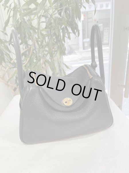 画像1: 【新品同様品】HERMES エルメス リンディ 26 トリヨンクレマンス ブラック ゴールド金具 U刻印 未使用品 ハンドバッグ ショルダーバッグ 2WAYバッグ レディース 女性用 ブランド 本革 レザー カーフ 黒 希少 レア プレゼント ギフト バック (1)