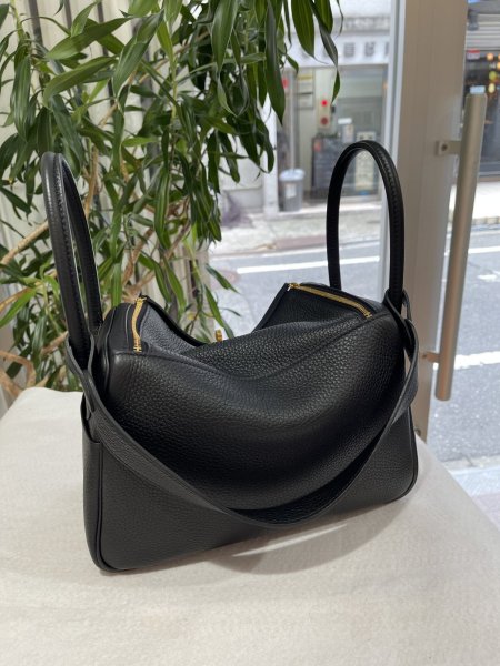 画像2: 【新品同様品】HERMES エルメス リンディ 26 トリヨンクレマンス ブラック ゴールド金具 U刻印 未使用品 ハンドバッグ ショルダーバッグ 2WAYバッグ レディース 女性用 ブランド 本革 レザー カーフ 黒 希少 レア プレゼント ギフト バック (2)