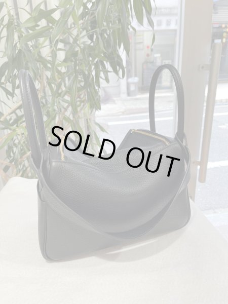 画像2: 【新品同様品】HERMES エルメス リンディ 26 トリヨンクレマンス ブラック ゴールド金具 U刻印 未使用品 ハンドバッグ ショルダーバッグ 2WAYバッグ レディース 女性用 ブランド 本革 レザー カーフ 黒 希少 レア プレゼント ギフト バック (2)