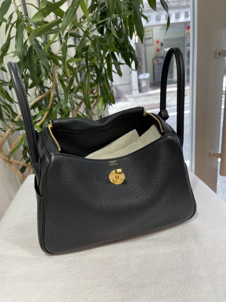 画像5: 【新品同様品】HERMES エルメス リンディ 26 トリヨンクレマンス ブラック ゴールド金具 U刻印 未使用品 ハンドバッグ ショルダーバッグ 2WAYバッグ レディース 女性用 ブランド 本革 レザー カーフ 黒 希少 レア プレゼント ギフト バック (5)