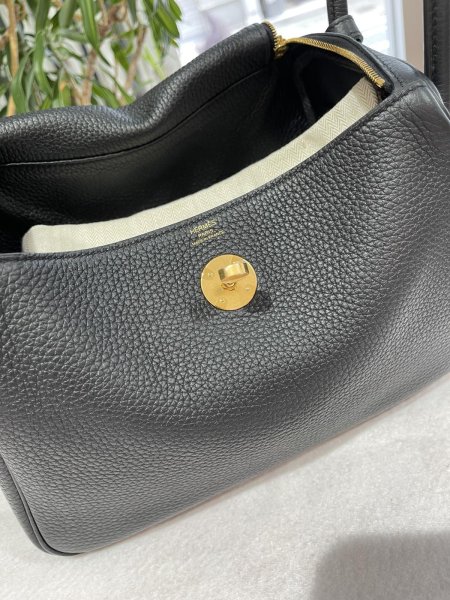 画像6: 【新品同様品】HERMES エルメス リンディ 26 トリヨンクレマンス ブラック ゴールド金具 U刻印 未使用品 ハンドバッグ ショルダーバッグ 2WAYバッグ レディース 女性用 ブランド 本革 レザー カーフ 黒 希少 レア プレゼント ギフト バック (6)