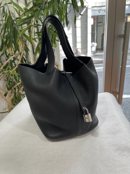 画像1: 【新品同様品】HERMES エルメス ピコタンロック 22 MM トリヨンクレマンス ブラック シルバー金具 D刻印 中古 ハンドバッグ レディース 女性用 ブランド 本革 レザー カーフ 黒 希少 レア プレゼント ギフト バック (1)