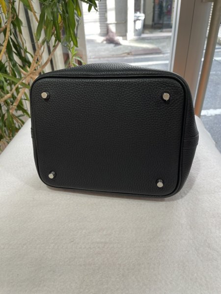 画像4: 【新品同様品】HERMES エルメス ピコタンロック 22 MM トリヨンクレマンス ブラック シルバー金具 D刻印 中古 ハンドバッグ レディース 女性用 ブランド 本革 レザー カーフ 黒 希少 レア プレゼント ギフト バック (4)