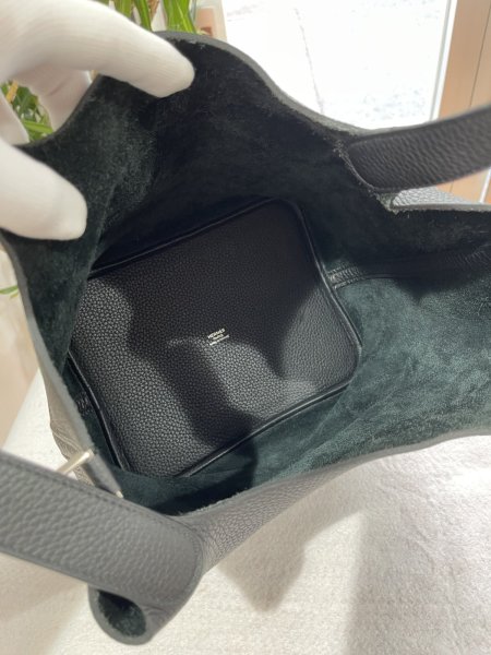 画像9: 【新品同様品】HERMES エルメス ピコタンロック 22 MM トリヨンクレマンス ブラック シルバー金具 D刻印 中古 ハンドバッグ レディース 女性用 ブランド 本革 レザー カーフ 黒 希少 レア プレゼント ギフト バック (9)