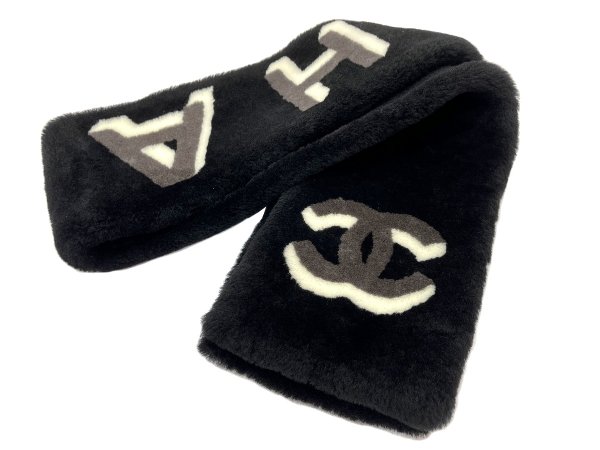 画像5: 【新品同様品】CHANEL シャネル ココマーク ロゴ ネックウォーマー ムートン×カシミア ブラック×グレー×ホワイト マフラー シープスキン 中古 マフラー ストール リアルファー ブランド 黒 白 ファッション レディース 女性用 プレゼント ギフト (5)