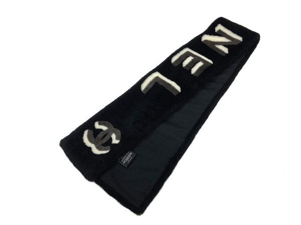 画像3: 【新品同様品】CHANEL シャネル ココマーク ロゴ ネックウォーマー ムートン×カシミア ブラック×グレー×ホワイト マフラー シープスキン 中古 マフラー ストール リアルファー ブランド 黒 白 ファッション レディース 女性用 プレゼント ギフト (3)