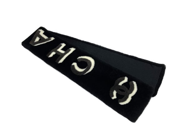 画像2: 【新品同様品】CHANEL シャネル ココマーク ロゴ ネックウォーマー ムートン×カシミア ブラック×グレー×ホワイト マフラー シープスキン 中古 マフラー ストール リアルファー ブランド 黒 白 ファッション レディース 女性用 プレゼント ギフト (2)